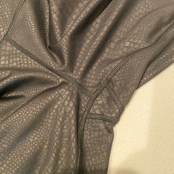 GAPFITS SNAKESKIN LEGGINGS BLACK WOMEMS HIGH-RISE SIZE MEDIUM - Picture 9 of 12